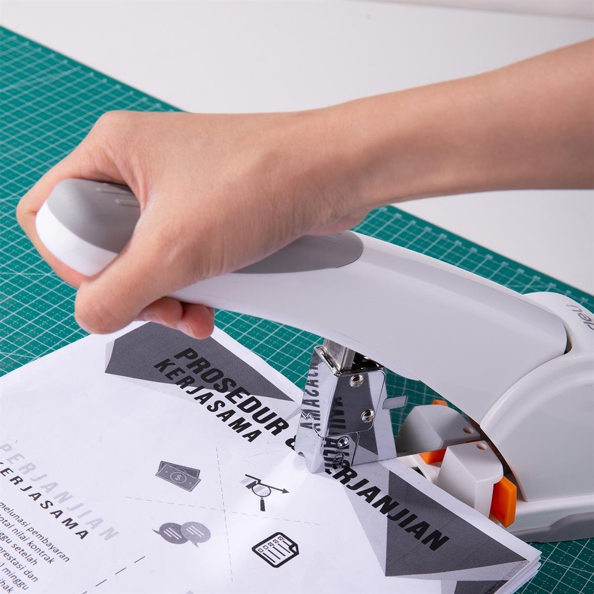 دیلی خرازة إحترافية هيدروليك - سعة 120ورقة -أبيض - E0486