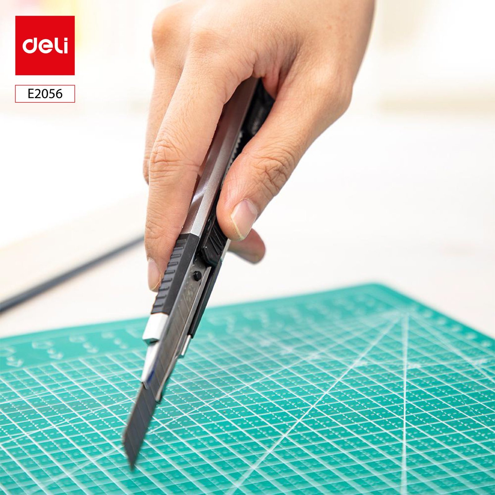 ديلي مشرط معدن رفي قفل تلقائي - نسلة 13 راس فضي - E2056