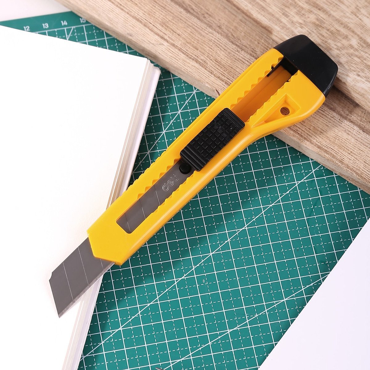 ديلي مشرط بلاستيك بقفل عريض -نسلة 8 راس - اصفر - E2061