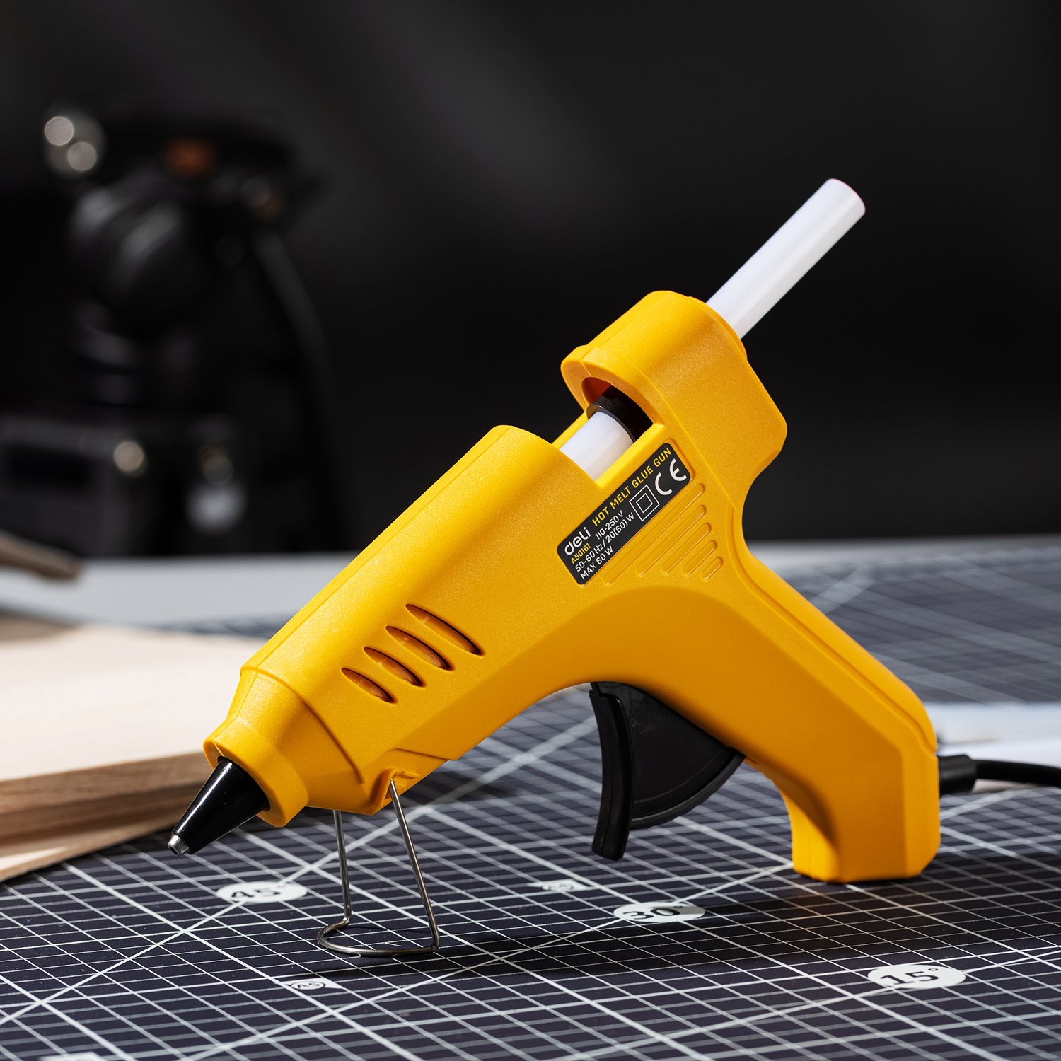 ديلي فرد صمغ لاصق - 60W - 220V انفيرتر - مع قاعدة - أصفر - EA50161