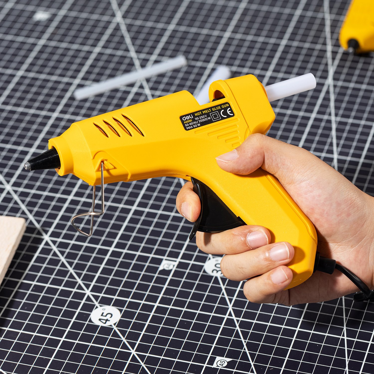 ديلي فرد صمغ لاصق - 60W - 220V انفيرتر - مع قاعدة - أصفر - EA50161