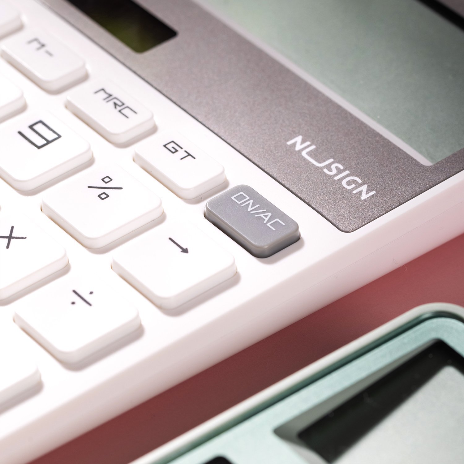 ديلي آلة حاسبة محمولة لايت - مصدرين طاقة - بدن بلاستيك - 12 خانة - أبيض - زهر - ENS042