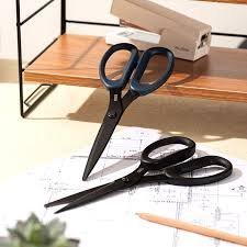 ديلي مقص معدن أسود -مقبض بلاستيك -17.5 سم - أسود وأزرق- EZ500